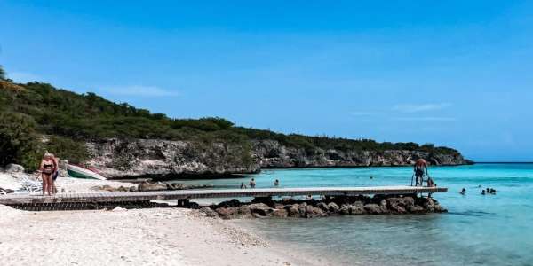 Nog niet genoeg beleefd? Je kan ook je eigen auto huren en zelf het eiland verder verkennen in je eentje of met een klein groepje.