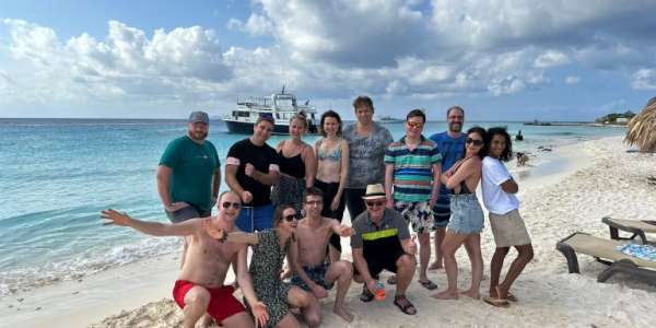 Klein Curaçao is een afgelegen koraaleiland met witte zandstranden, kristalhelder water, een spectaculair rif en kleurrijk zeeleven. Het  is een mekka voor duikers, snorkelaars en zonaanbidders. 