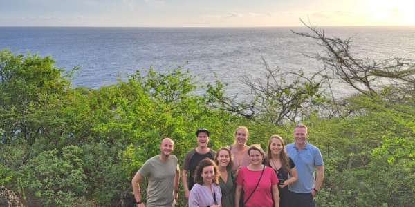 Een heerlijke wandeling naar de Christoffelberg door het nationale park met gids Pablo. Het Nationale park is ca. 2000 hectare groot en staat bekend om de bijzondere dieren- en plantensoorten die je nergens anders op Curaçao ziet. Zo kun je hier zeldzame Palabrua (soort uil) en witstaartherten spotten. 