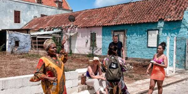 Otrobanda wandeltour - Jacqueline is onze lokale gids, geboren en getogen op het prachtige eiland Curaçao.
