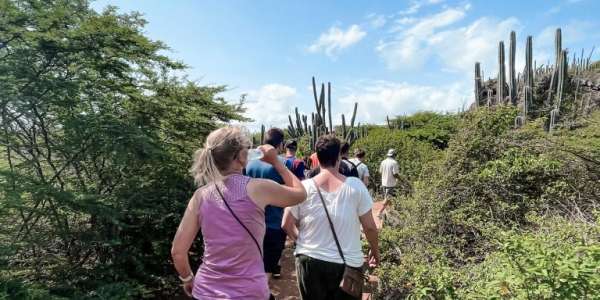 Na een korte wandeling door de tropische natuur kom je aan bij de ...