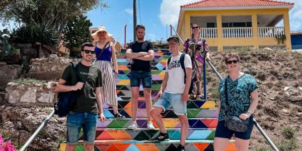 Dit is DE gekleurde influencertrap van Curacao - laatste stop van de wandeltour.