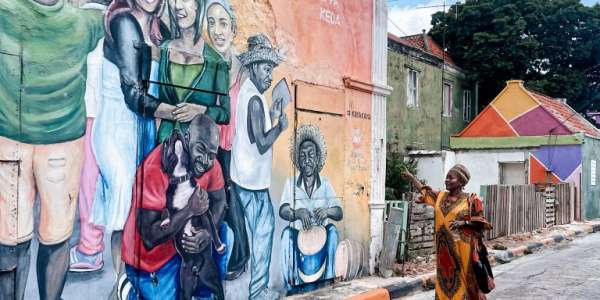 Ze is gepassioneerd om je alles te laten zien en te vertellen over onze rijke, kleurrijke en boeiende stad en eiland.