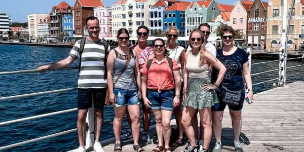 Willemstad op Curaçao is een must-visit vanwege de historische architectuur met kleurrijke gebouwen en de unieke Pontjesbrug die het een charmante sfeer geeft. Daarnaast biedt het een schat aan culturele ervaringen, van musea tot levendige markten.