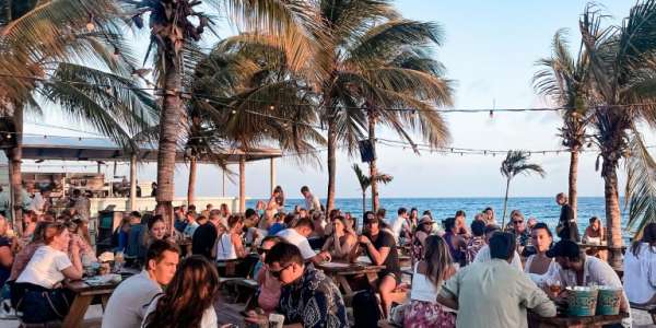 Hier in de Jan Thiel Baai eten wij heerlijk bij Zest bij zonsondergang met onze voeten in het zand.


