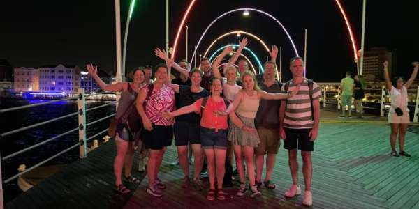 Willemstad by night op de Pondjesbrug met lichtgevende boven.