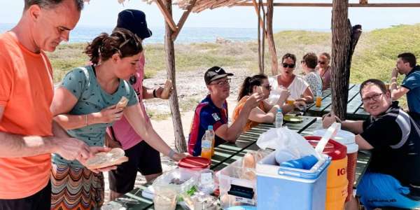 Lunch tijdens jeep safari is met verse pistoletjes met o.a. eiersalade en een verfrissend sapje erbij en uitzicht op de Middele of Nowhere.