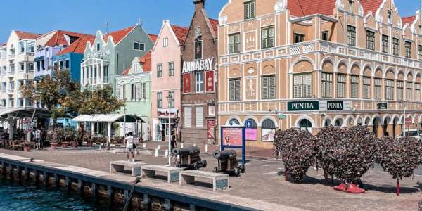 De Handelskade waar je op uit kijkt vanaf de Pontjesbrug. 