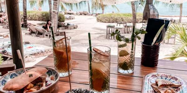 Zodra je in het hotel bent ingecheckt, kun je met ons mee gaan naar het strand. Hier lunchten wij heerlijk bij Koko's in de Jan Thiel Baai. Hier kun je de rest van de dag heerlijk ontspannen na je vlucht.

Als je liever iets actievers wilt doen, biedt het strand tal van opties zoals snorkelen, duiken en verschillende andere watersporten.