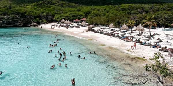 Witte stranden en azuurblauw helder water, ongelooflijk toch dat dit ook een stukje Nederland is? 