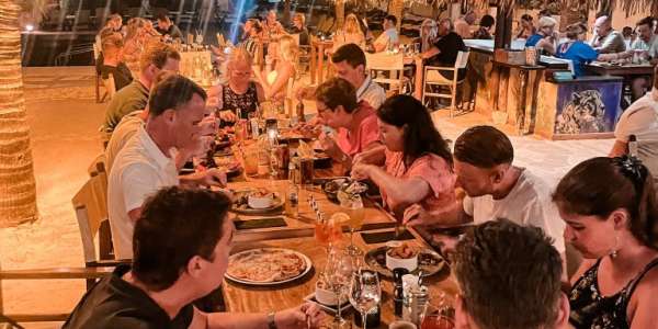 's Avonds dineerde wij bij Zanzibar op het strand.