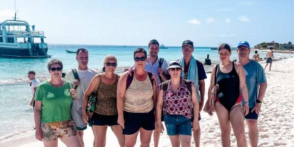 Het eiland heeft prachtige koraalformaties, een verticale afgrond en een paar onderwatergrotten. Voor snorkelaars levert de Mermaid gratis maskers, zodat je de prachtige onderwaterwereld zelf kunt ervaren.