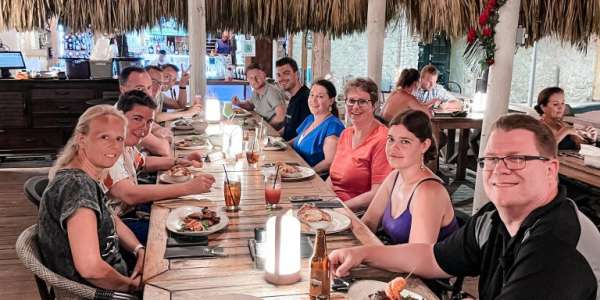 Je zit hier heerlijk op de veranda op een fort en kijkt na het diner uit op het vuurwerk.