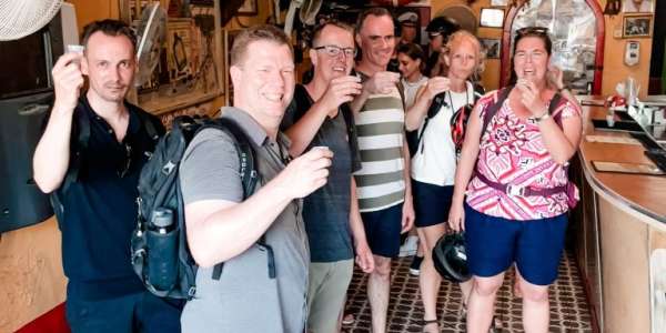 Tijdens de tour maken we een stop om het lokale groene drankje als shotje te proeven in een gezellige bar.