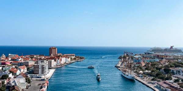 En dit is het prachtige uitzicht vanaf die trap. Geen wolkje aan de lucht! Naja, eentje dan.