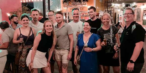 Elke donderdagavond is er Punda Vibes. De hele binnenstad is dan vol feest en uiteraard waren wij in de gezelligste straat te vinden!