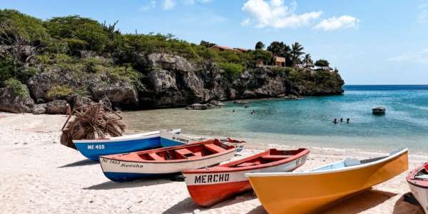 Onze zwemstop tijdens de jeep safari is in deze heerlijke lagoon. Een prachtige vissersbaai met een leuk restaurantje waar ze de lekkerste mango smoothies verkopen!