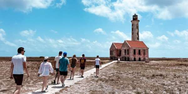 Op Klein Curacao is verder bijna niks. We gaan wel even op avontuur en na 15 minuten lopen vanaf het strand komen we bij deze vuurtoren aan.
