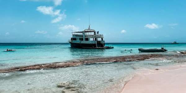 Vandaag stappen wij aan boord  van de Mermaid en varen we naar Klein Curacao. Kapitein Cor en zijn bemanning creëren een geweldige sfeer waardoor je je meteen welkom voelt op het schip! 
