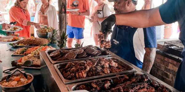 s’ Middags staat er een overheerlijke buffetlunch voor je klaar in het strandhuis met onder andere sappige kip, malse spareribs, smaakvolle rundvleesburgers, knapperige maïs, een verscheidenheid aan heerlijke salades en vers fruit. Geniet van een ruime keuze aan drankjes, waaronder bier, wijn, sappen en frisdranken.