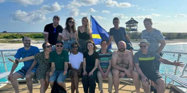 De Mermaid vaart langs de zuidkust van Curaçao. Vanaf de boot zie je een ongerept stukje natuurgebied. Soms komen nieuwsgierige dolfijnen even meezwemmen met de boot.