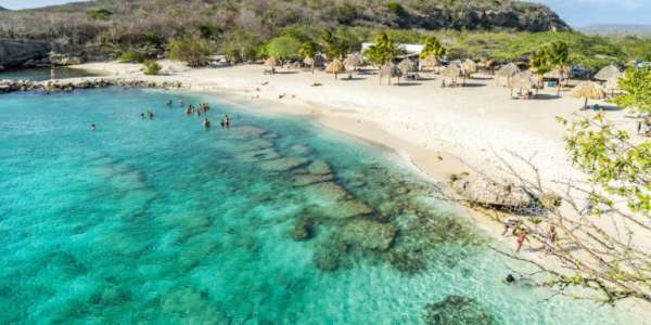 Op slechts 9 uur vliegen ligt een stukje Nederland dat wordt gekenmerkt door tropische temperaturen, zonovergoten stranden, wuivende palmbomen en een azuurblauwe zee het hele jaar door. Welkom op Curaçao, jouw eigen paradijs! Dit tropische eiland staat bekend om het heerlijke klimaat, de perfecte duikmogelijkheden, prachtige stranden en nog veel meer!