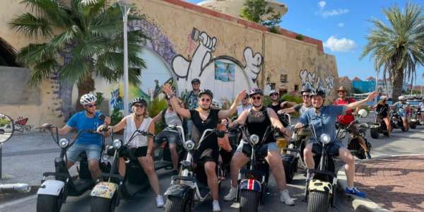 We zullen langs kleurrijke muurschilderingen rijden, de UNESCO Werelderfgoed monumenten bewonderen en de 4 verschillende stadswijken verkennen; Punda, Scharloo, Pietermaai en Otrobanda.