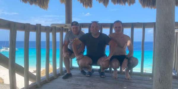 Het is heerlijk vertoeven in de schaduwrijke strandhutjes op Klein Curacao!