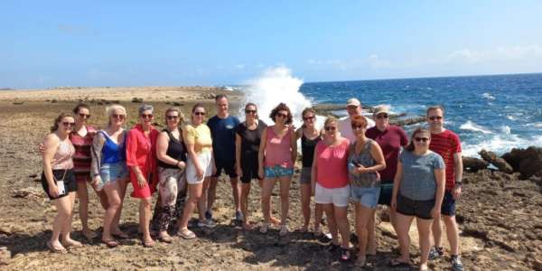 We bieden deze kleinschalige singlereis aan in groepen van 10 tot 20 personen in de volgende leeftijdsgroepen: 22-39, 30-55 en 45-70. Staat er nu geen datum gepland voor jouw leeftijdsgroep? Mail gerust en wij verklappen misschien al de volgende data.

Alle activiteiten en diners zijn optioneel dus je kan zelf beslissen wanneer je mee gaat of je eigen plan wil trekken. 