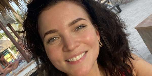 Bon bini! Oftewel, welkom!
Mijn naam is Mellisa en ik heb ontzettend veel zin om de reis van 5 oktober 2024 te mogen begeleiden. We gaan een prachtige en gezellige tijd tegemoet. Ik kan niet wachten om je te ontmoeten! Naast mijn avonturen als reisleider ben ik ook een groepslesinstructeur in de sportschool, houd ik van dansen en heb ik mijn eigen bedrijf als werkgelukexpert. 